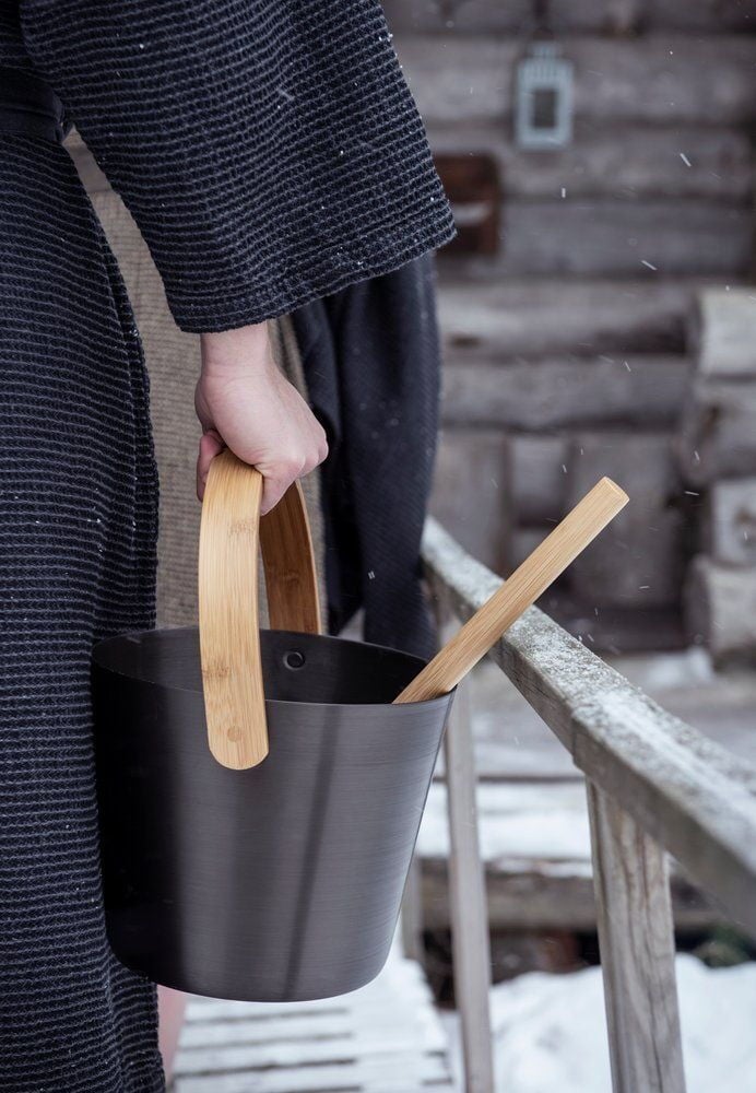 Musta saunakiulu alumiinista bambukahvalla ja kauhalla.