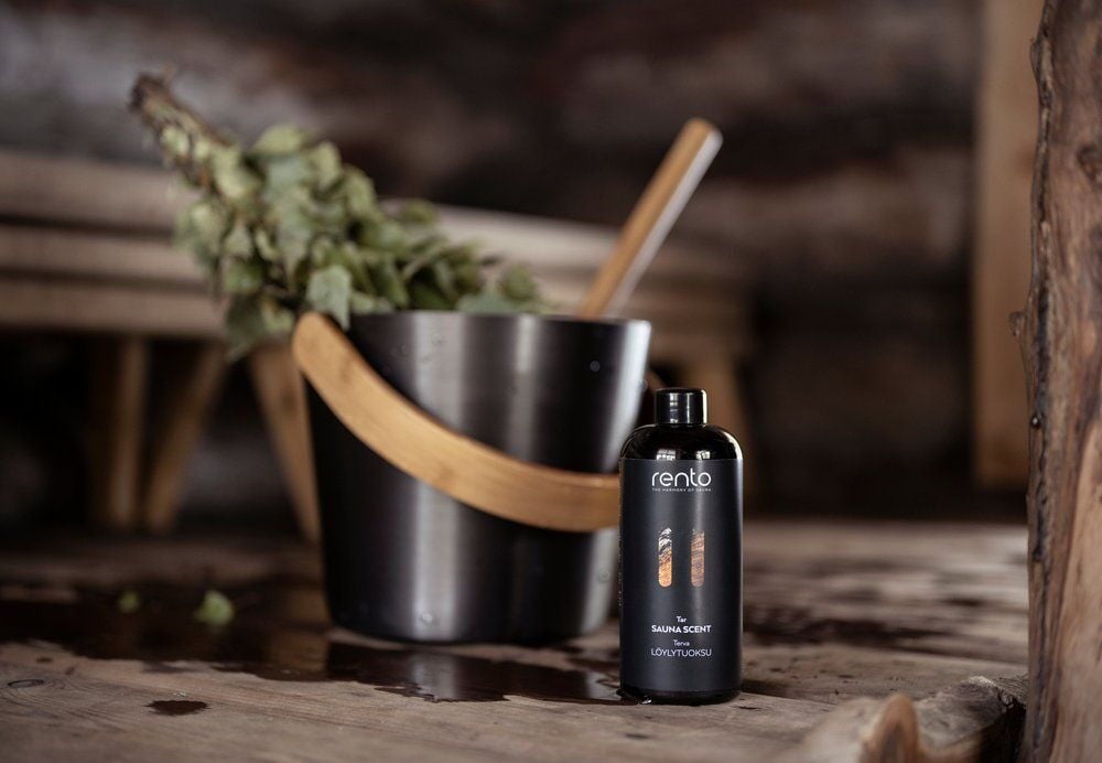 Musta saavi bambukahvalla ja koivuvihdalla.