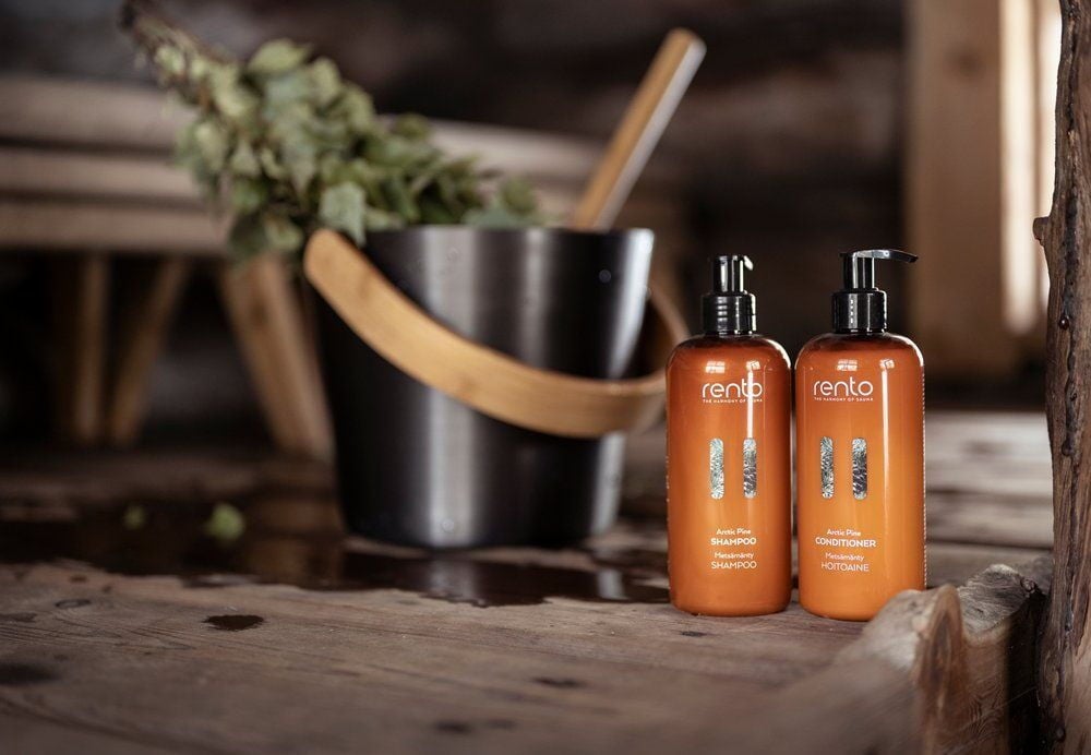 Musta saunakiulu bambukahvalla puupenkillä.