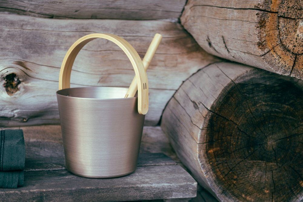 Samppanjanvärinen saavi bambukahvalla ja kauhalla.