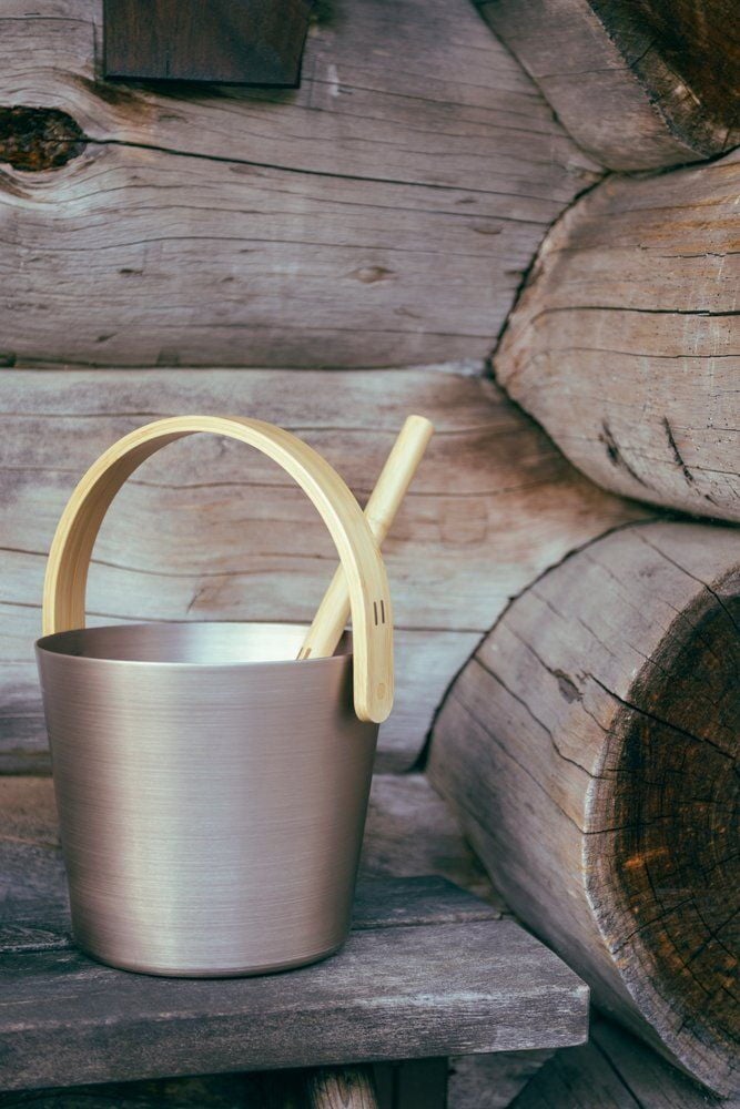 Samppanjanvärinen saavi bambukahvalla ja kauhalla.