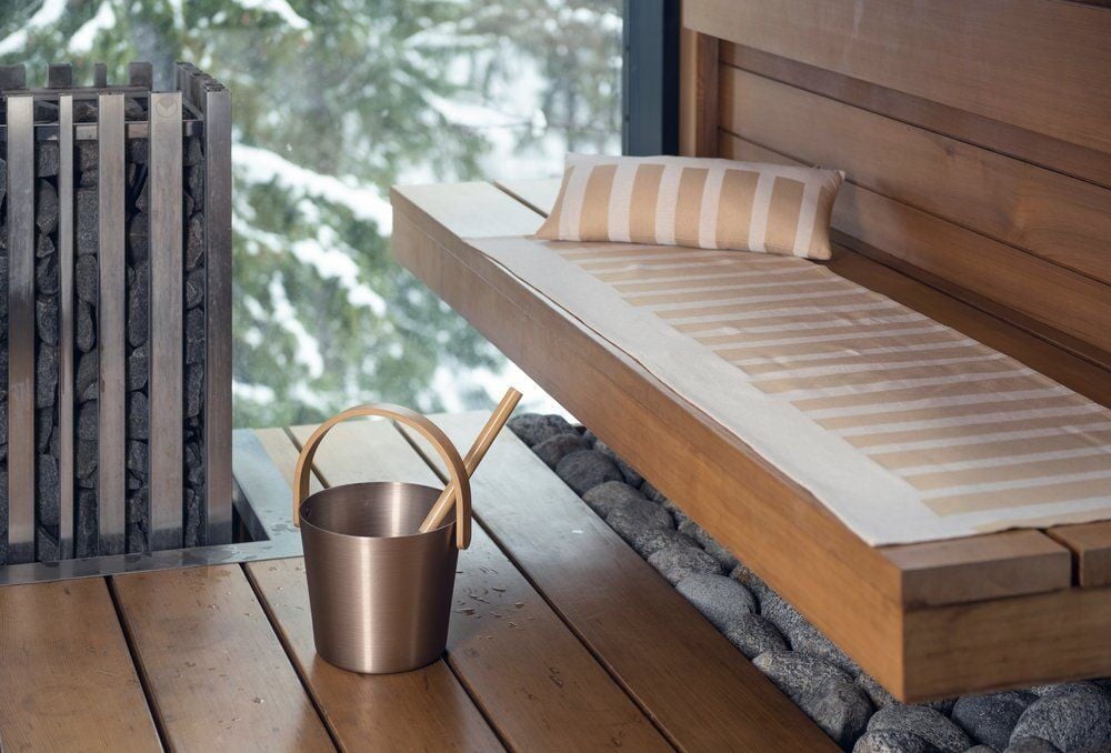 Samppanjanvärinen saunakiulu alumiinista bambukahvalla.