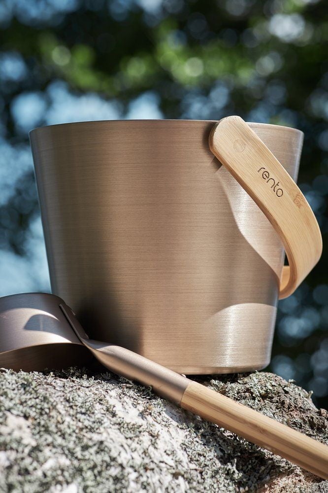 Samppanjanvärinen saavi puukahvalla ulkokäyttöön.