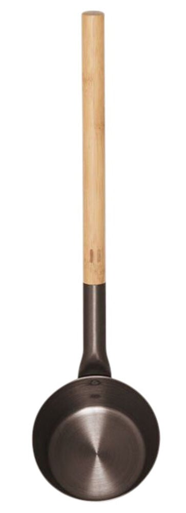 Ruskea ja musta saunakiulu bambuvarrella.