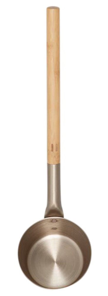 Champagnesävyinen, alumiinista valmistettu saunakauha puukahvalla.