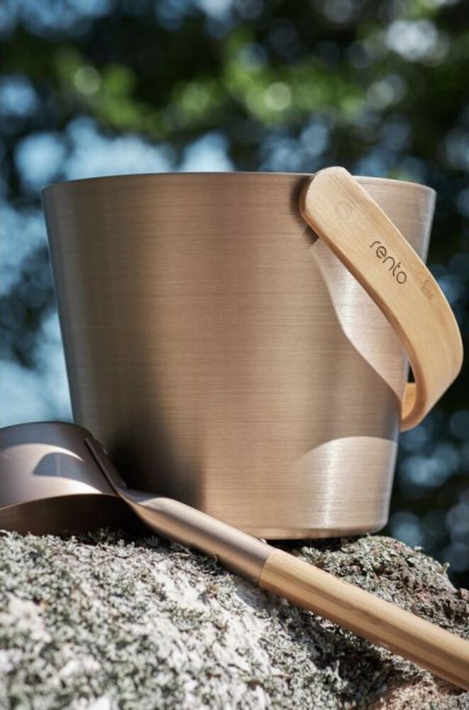 Samppanjanvärinen saunakauha ja ämpäri bambukahvalla.