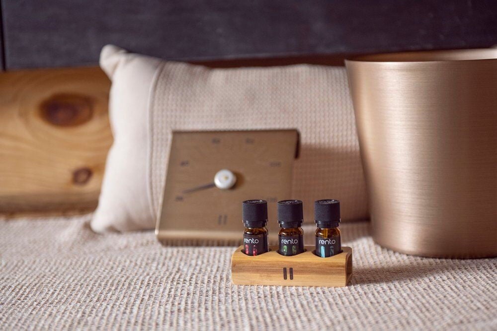 Samppanjanvärinen saunatermomeri alumiinista saunapenkillä.