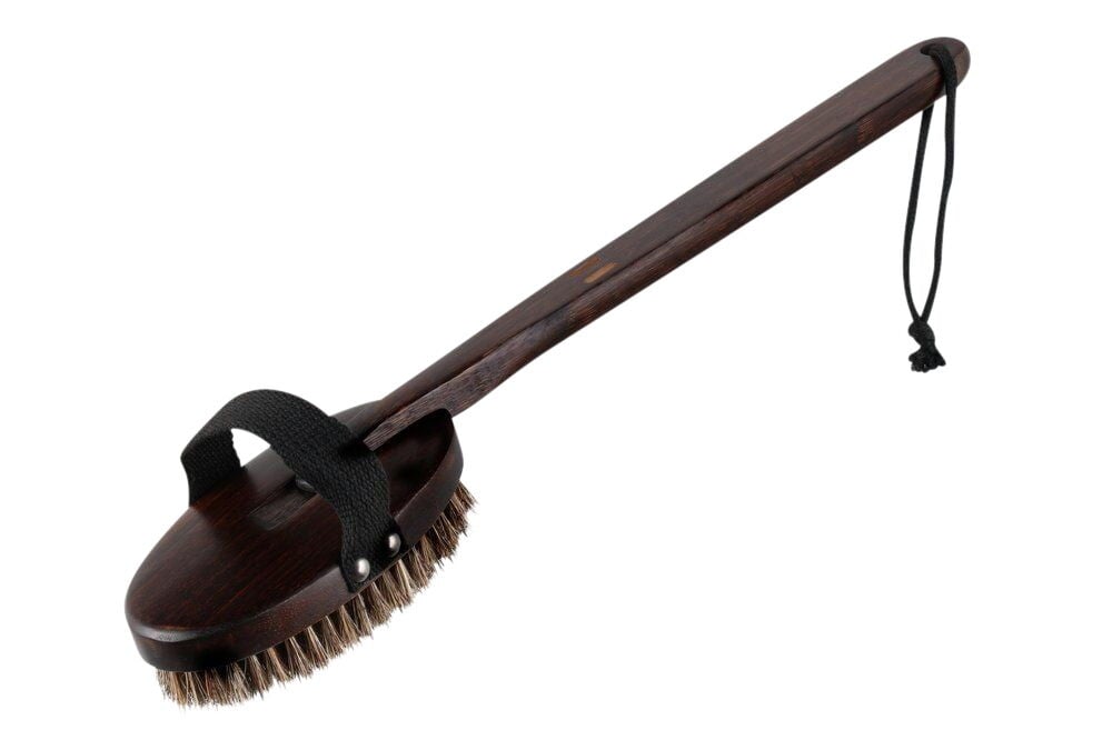 Pitkä saunaharja tummasta puusta, jossa luonnonharjakset.