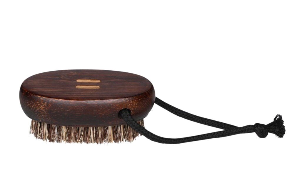 Soikea kynsiharja tummasta bambusta, harjaksina sianharjakset.