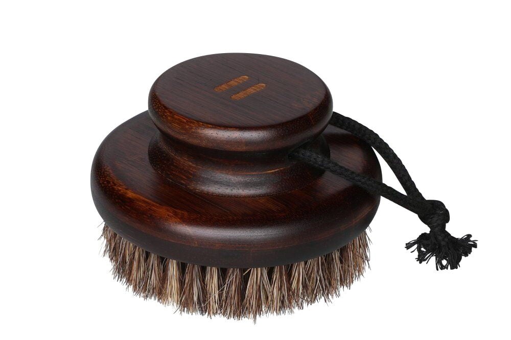 Soikea vartaloharja, jossa on tumma puuvarsi ja naru.