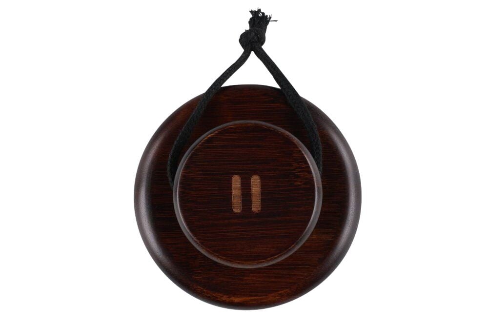 Pyöreä vartaloharja tummasta puusta mustalla narulla.