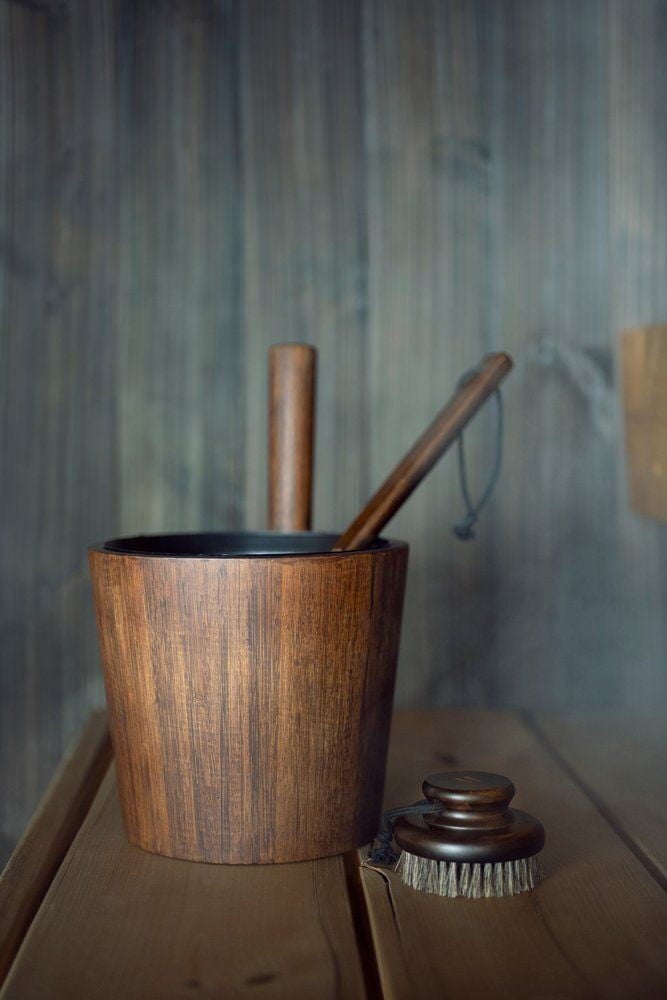 Soikea vartaloharja irrotettavalla kahvalla ja juuttinarulla.