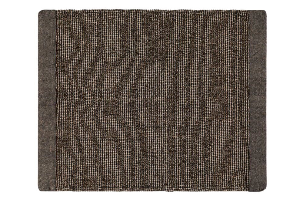 Suorakulmainen musta ja beige saunapyyhe reunuskankaalla.