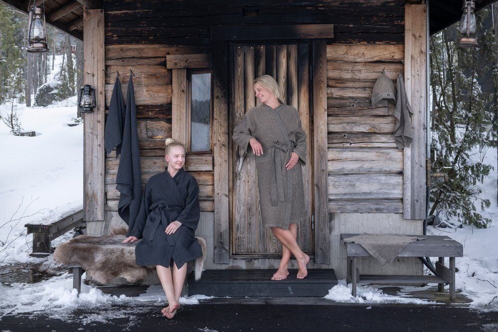 Musta ja beige saunalaudekangas taittuu penkille ulkona.