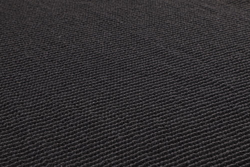 Tummanharmaa saunalautto vaalea, jolla on selvä tekstuuri.