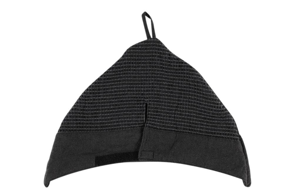 Musta ja harmaa saunahattu ripustuslenkillä ylhäällä.