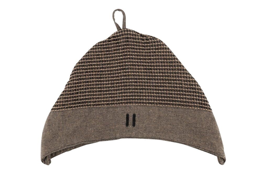 Musta ja beige saunahattu, jossa lenkki ylhäällä.