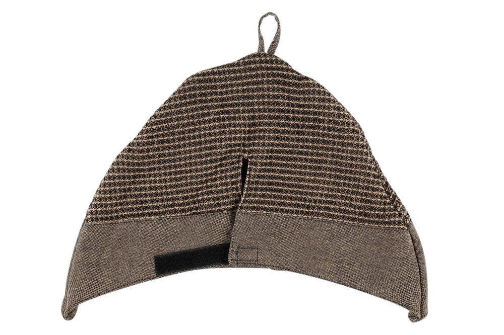 Musta ja beige saunahattu, jossa tekstiilinen silmukka.