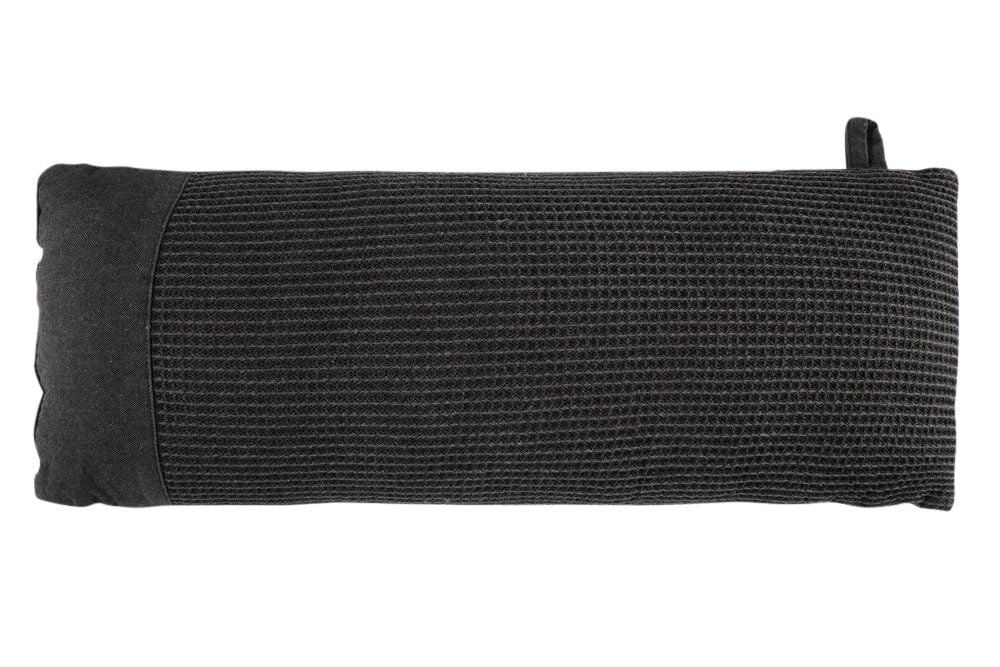 Suorakulmainen musta ja harmaa saunatyyny, jossa on rakennekuvio.