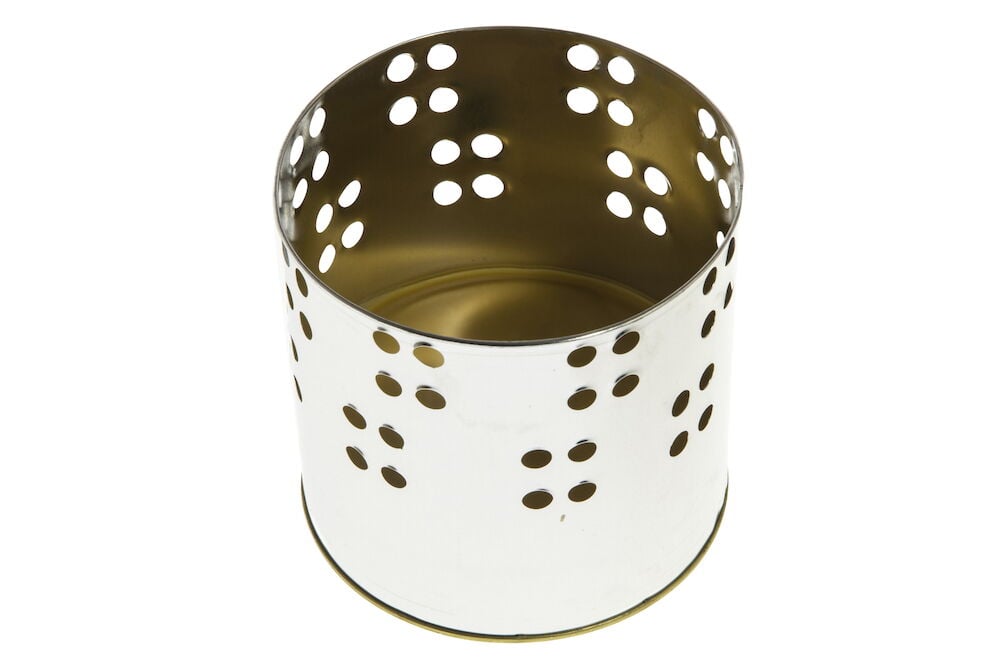 Metallipurkki, jossa on pyöreitä reikiä ulkokäyttöön.