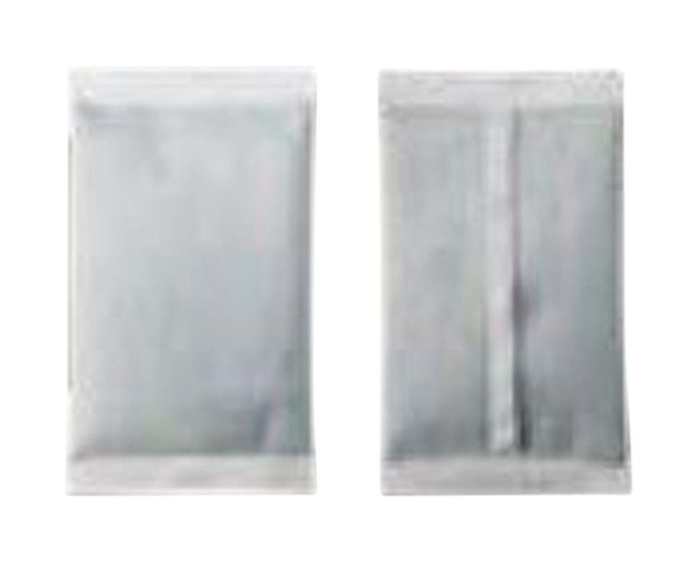 Kaksi harmaata suorakulmaista kertakäyttöistä kädenlämmittintä pakkauksessa.