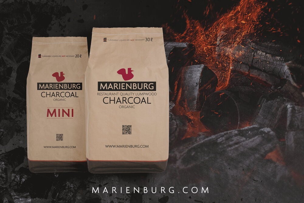 Kaksi paperipussia Marienburg grillihiiltä hiilipetillä.