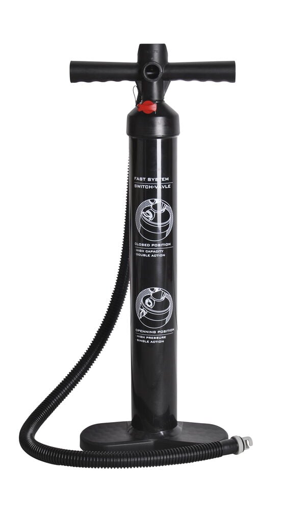 En svart Luftpumpe, dobbeltvirkende, med T-håndtak, slange og base, med instruksjonstekst.