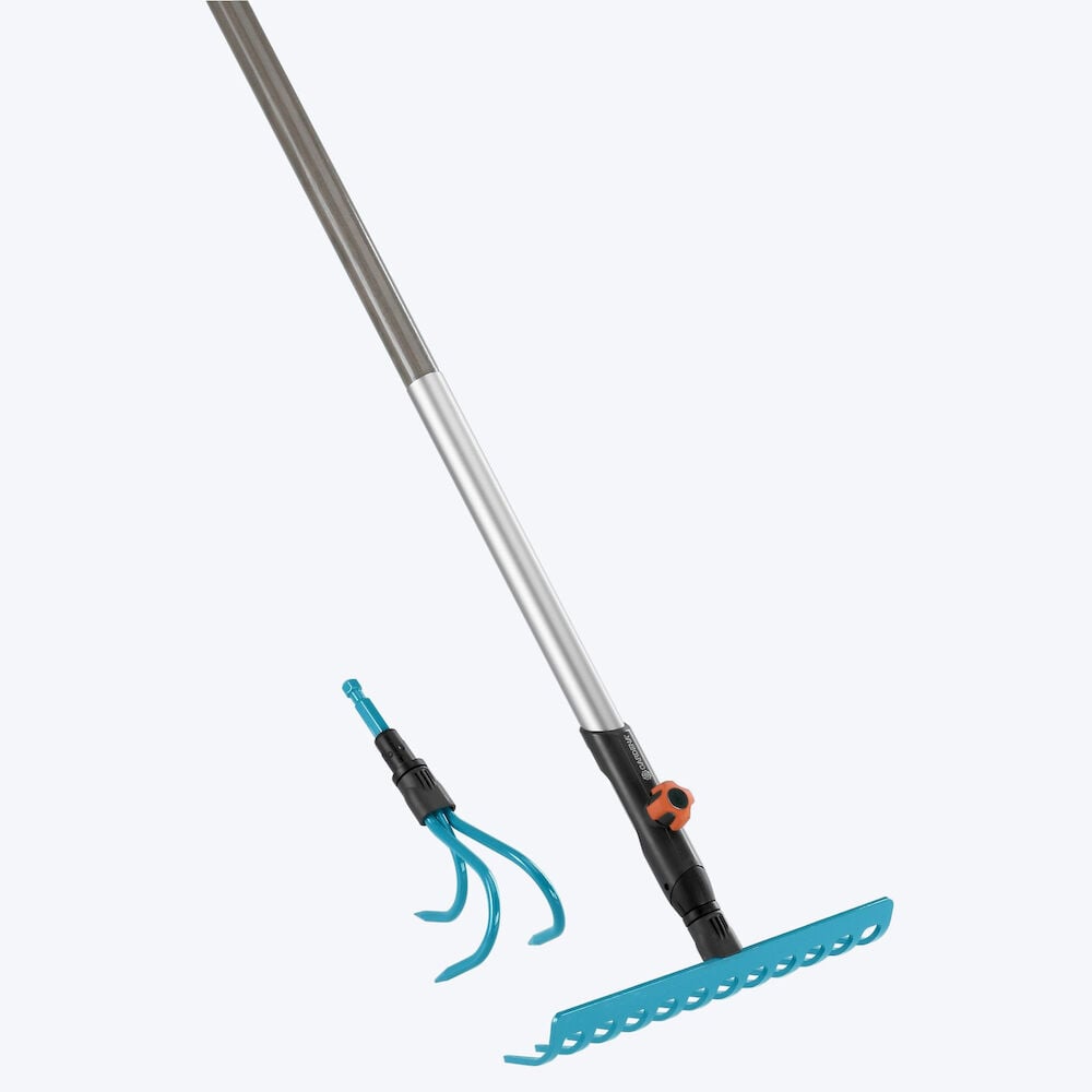 Hara ja kultivaattori, jossa on pitkä puuvarsi.