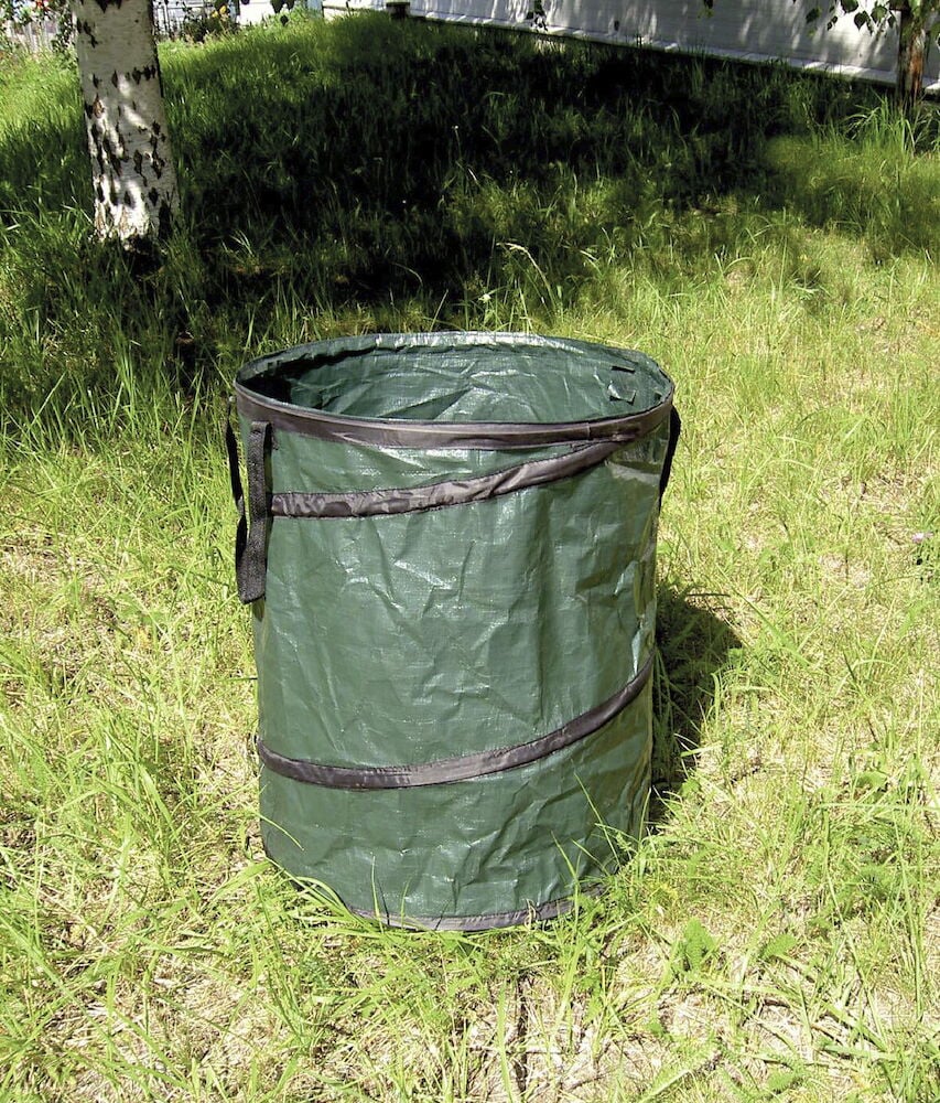 Vihreä puutarhasäkki, jossa kahvat nurmikolla.