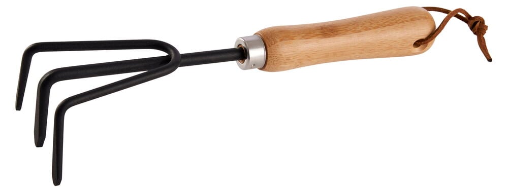 Maanmuokkain, jossa on kolme mustaa piikkiä ja puuvarsi.