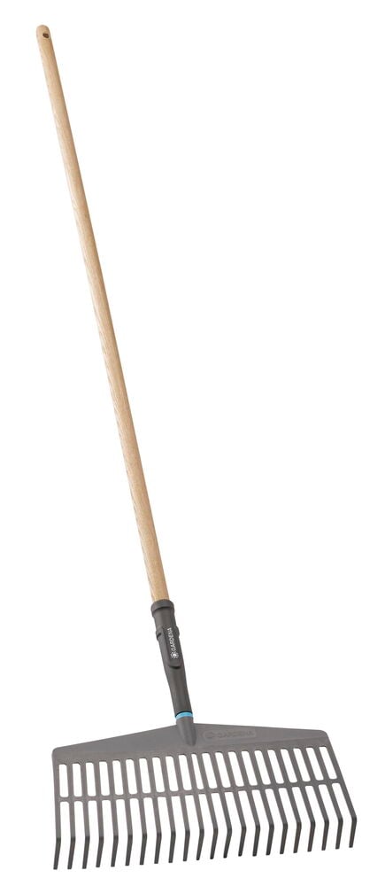 Lehtiharava puisella varrella ja leveällä muoviosalla.