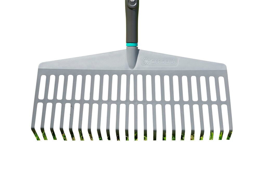 Muoviharava puuvarrella puutarhatöihin.