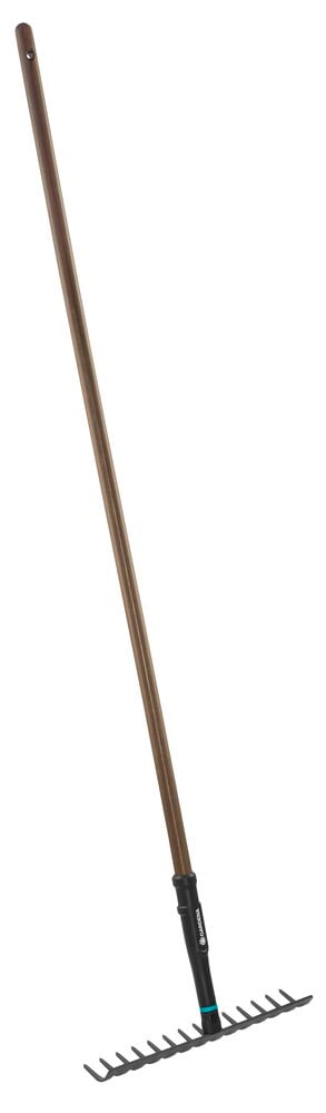 Pitkävartinen puutarhahara, jossa on teräshampaat.