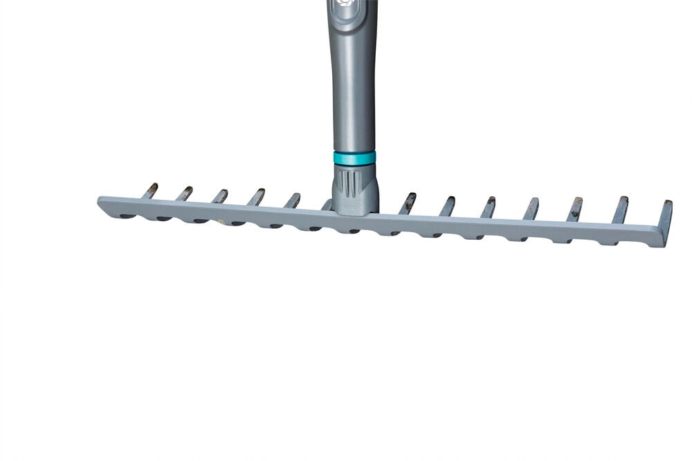 Harmaa metalliharava, jossa on neljätoista piikkiä ja puinen varsi.