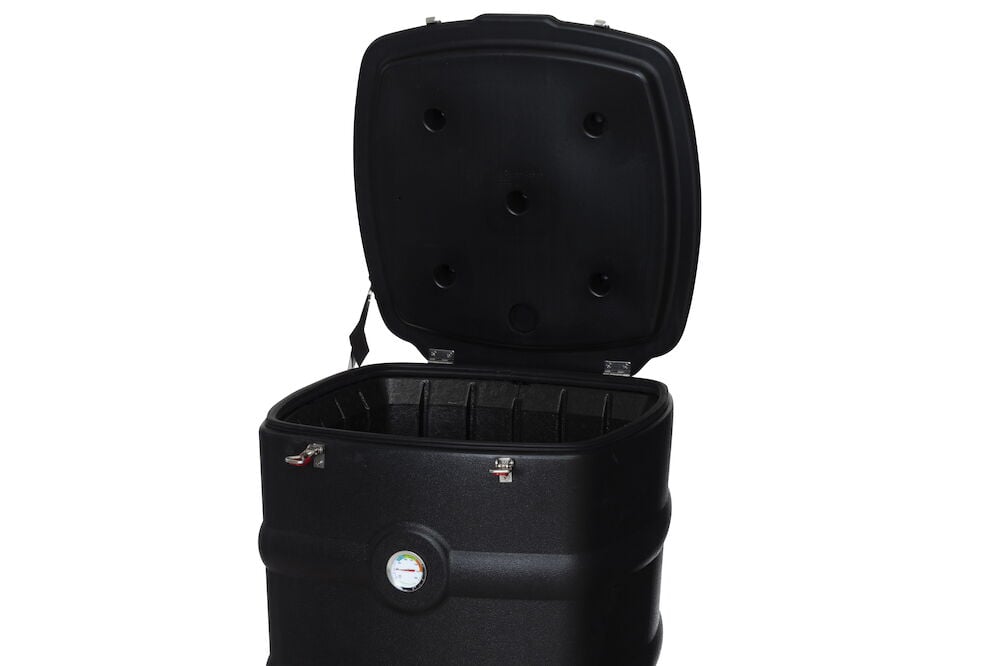 Musta termokompostori, jossa on avoin kansi ja lämpömittari.