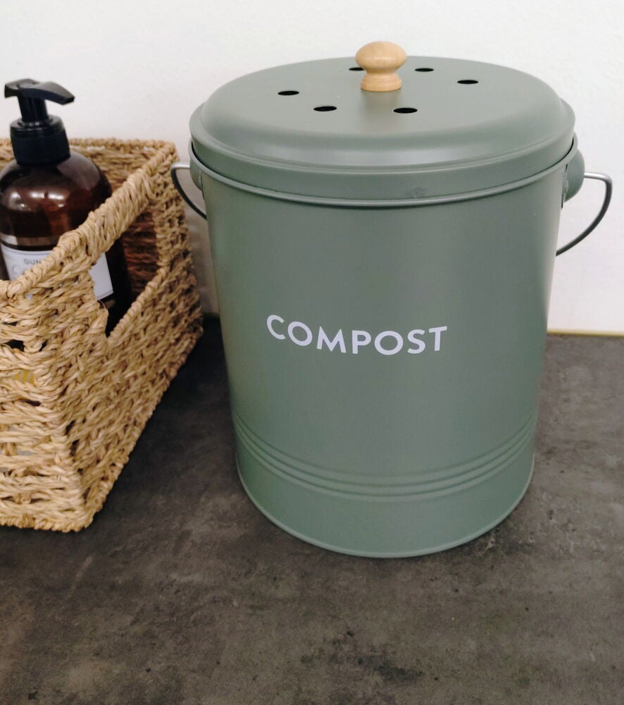 Vihreä Strömsö 4 l bioastia sisäastialla, puunupilla ja "COMPOST"-tekstillä, vieressä kori ja pumppupullo.