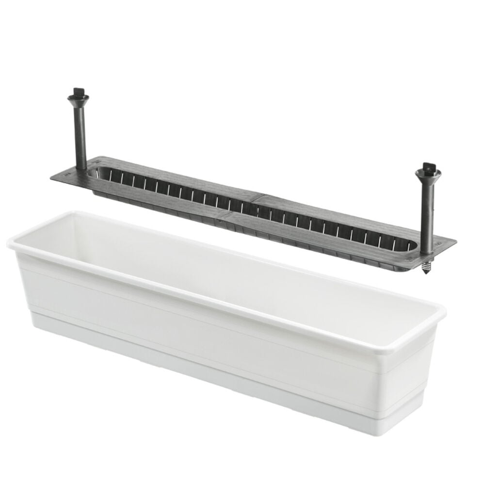 Valkoinen itsevetävä parvekelokero sisäosalla ja mittatikuilla.