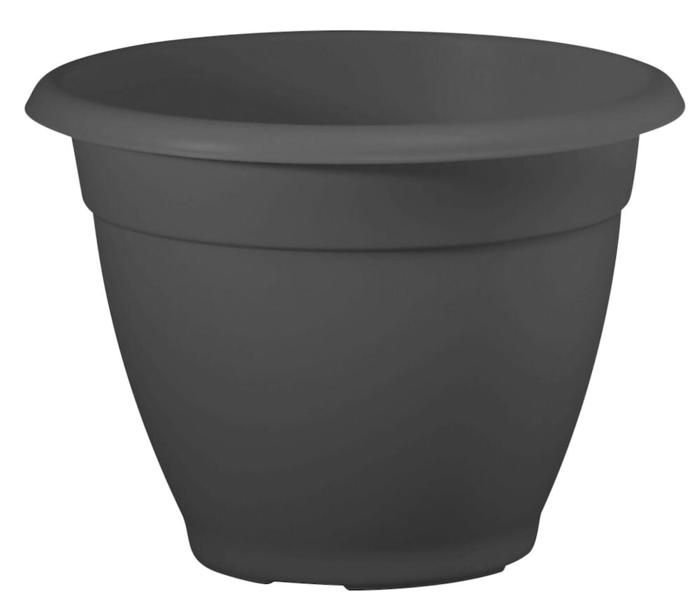 Musta pyöreä muoviruukku, jossa on kohotettu reuna.