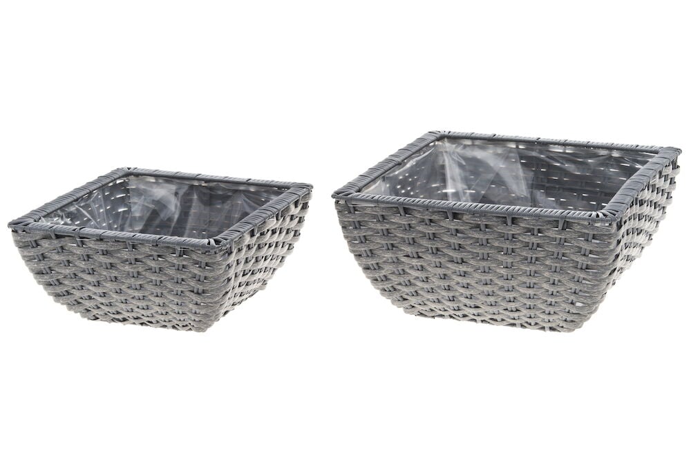 Kaksi harmaata kudottua istutuskoria muovista.