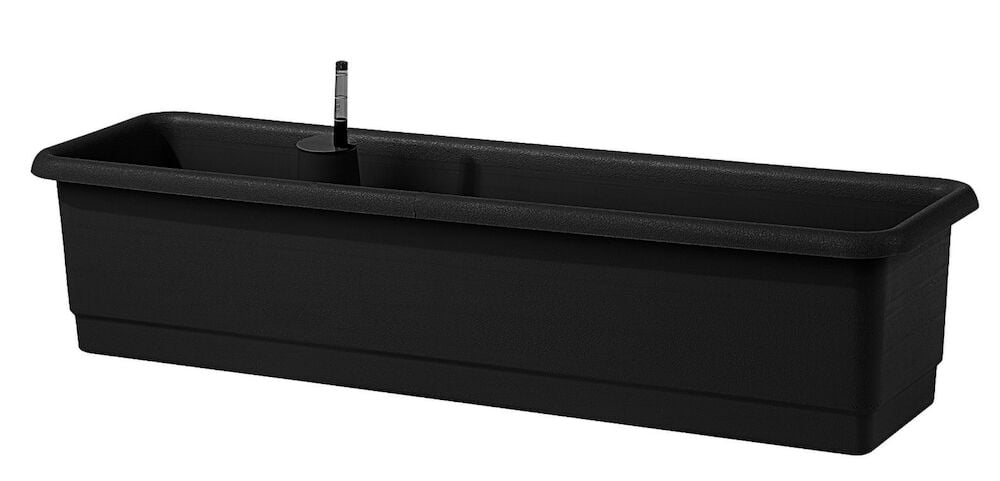 Musta itseään kastava parvekelaatikko, jossa on vesimittari.