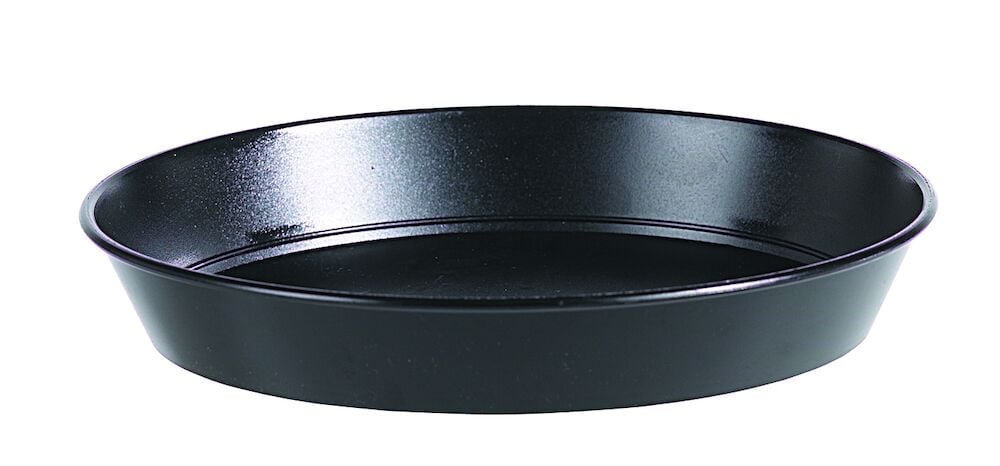 Musta viljelyalusta, jossa on korkea reuna, valmistettu muovista.