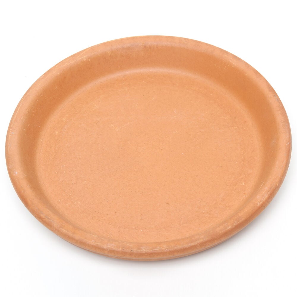 Pyöreä terrakottavati ruukuille valkoisella taustalla.