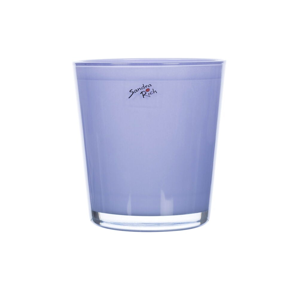 Vaaleanvioletti lasipurkki orkideoille valkoista taustaa vasten.