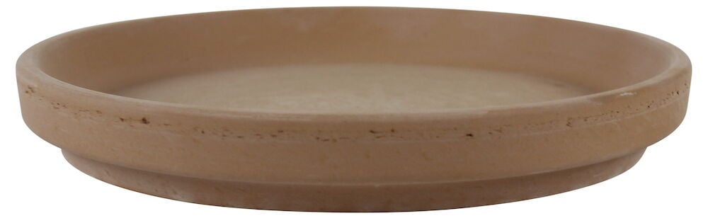 Ruskea saviastialautanen, jossa on matala reuna, yksinkertainen muotoilu.