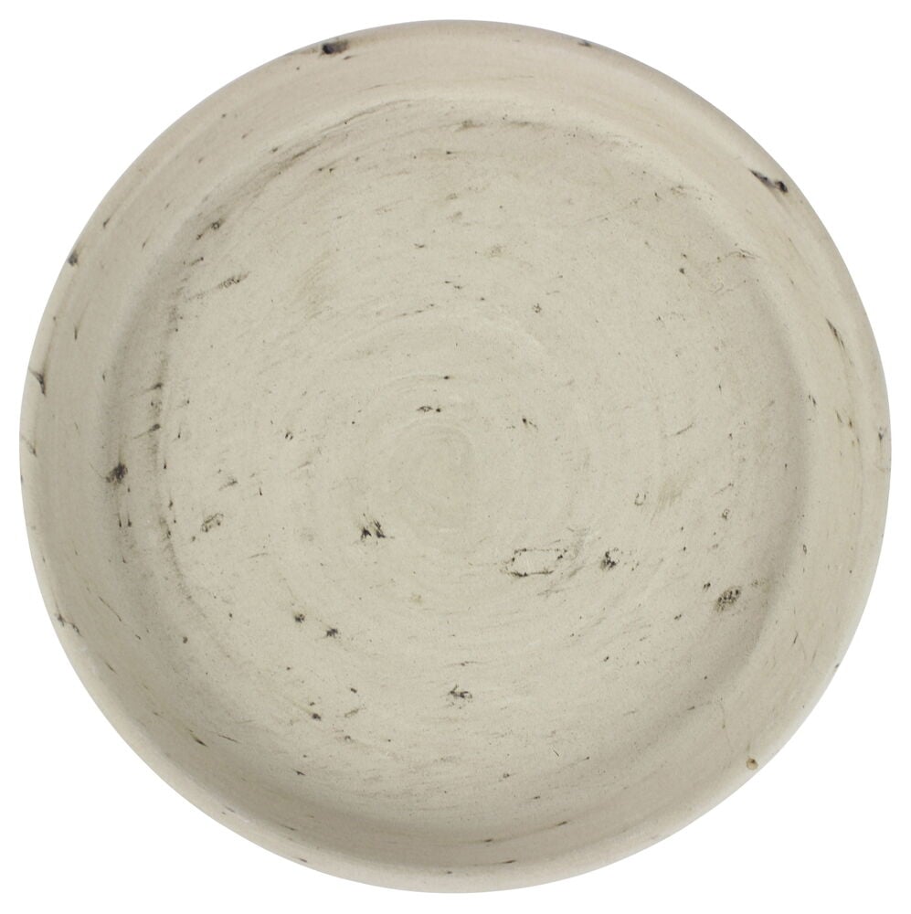 Vaaleanharmaa pyöreä savilautanen tahroilla.