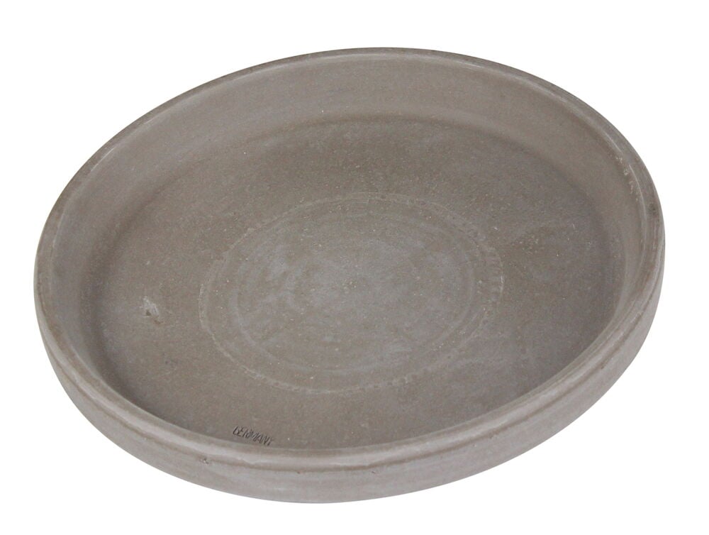 Tummanharmaa pyöreä savilautanen, jossa kohotettu reuna.