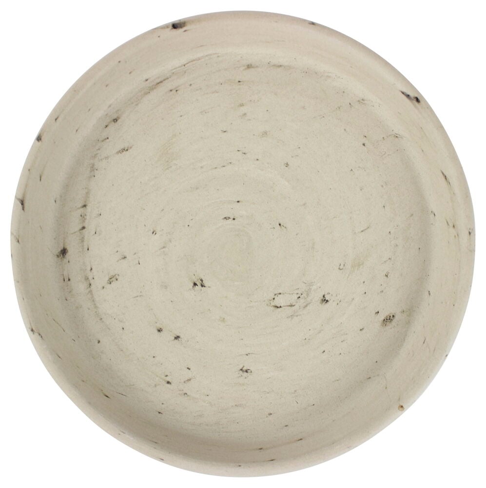 Vaaleanharmaa pyöreä savilautanen, jossa on rustiikkinen pinta.