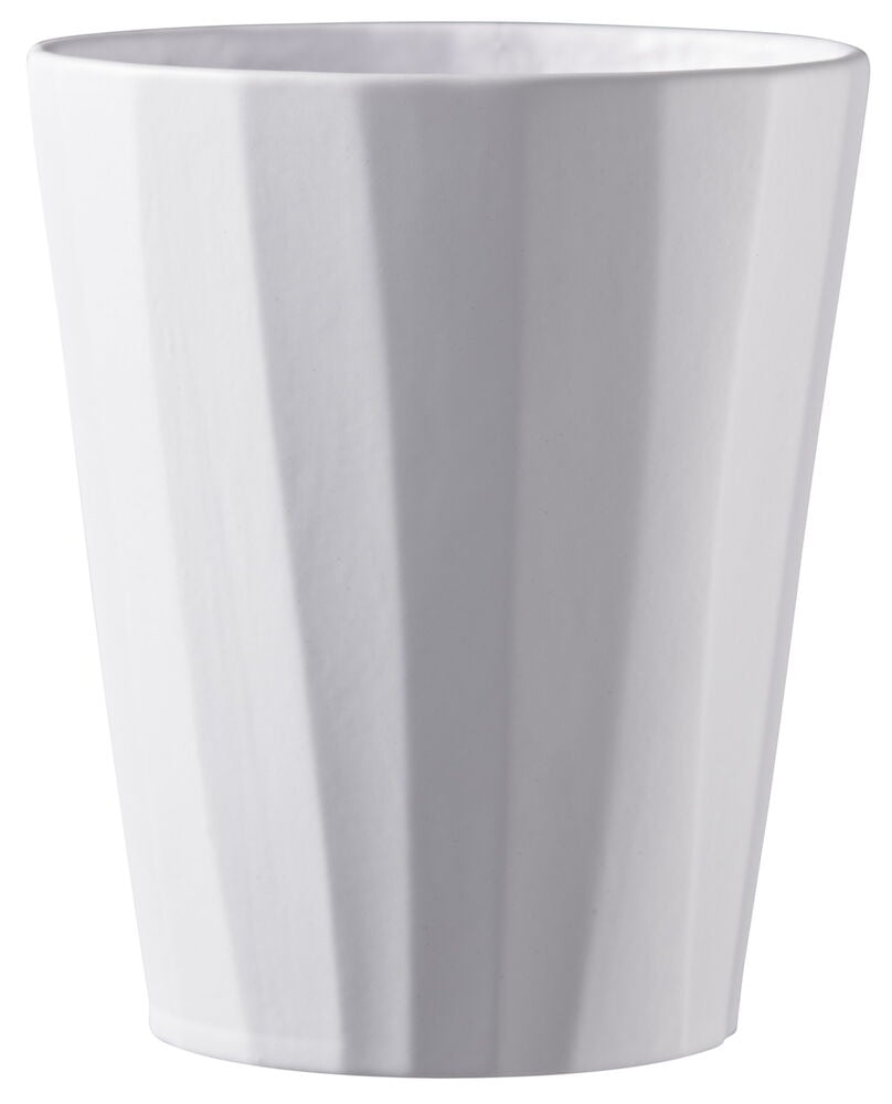 Valkoinen keraaminen ruukku, jossa on uurrettu pinta sisäkäyttöön.