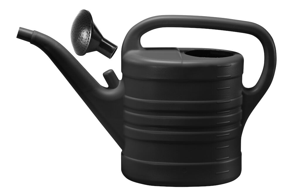 Musta muovinen kastelukannu irrotettavalla suuttimella.