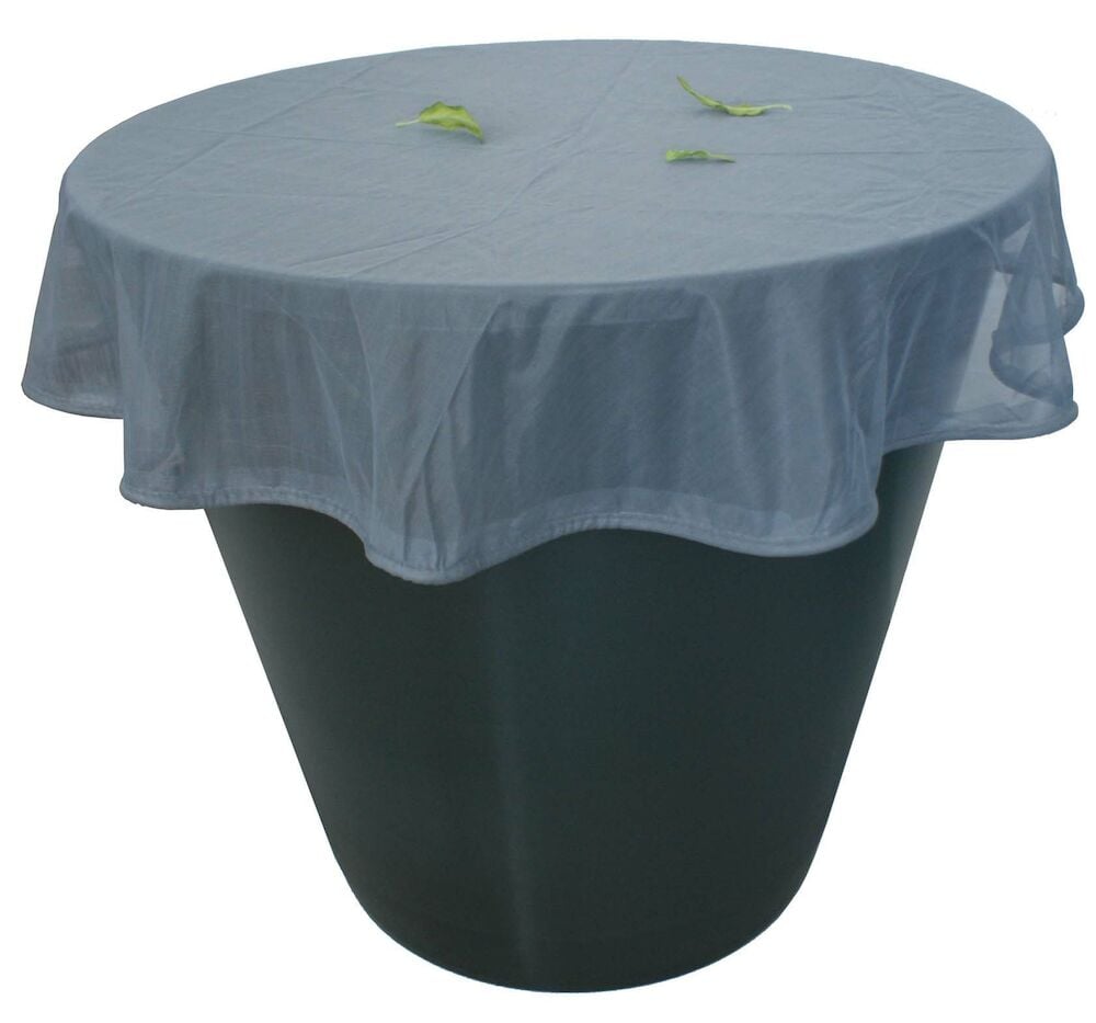 Suojaverkko sadevesitynnyrissä, joiden päällä muutama lehti.